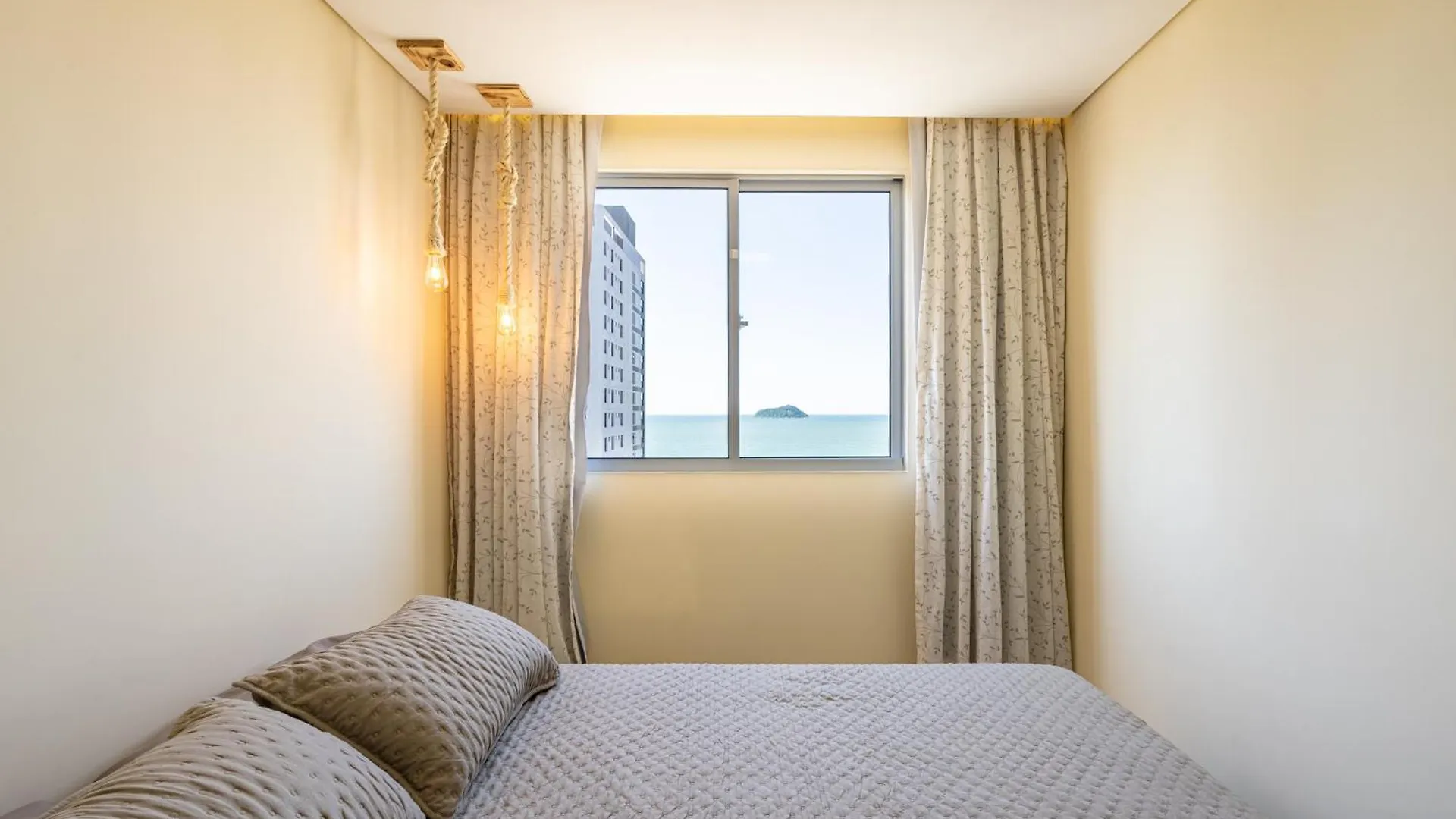 Aptos Em Bal Picarras A150M Da Praia, Dois Quartos, Sala De Estar, Cozinha Completa, Sacada Com Churrasqueira, Wi-Fi, Piscina, Portaria 24H, Playground E Quadra De Esportes Apartamento
