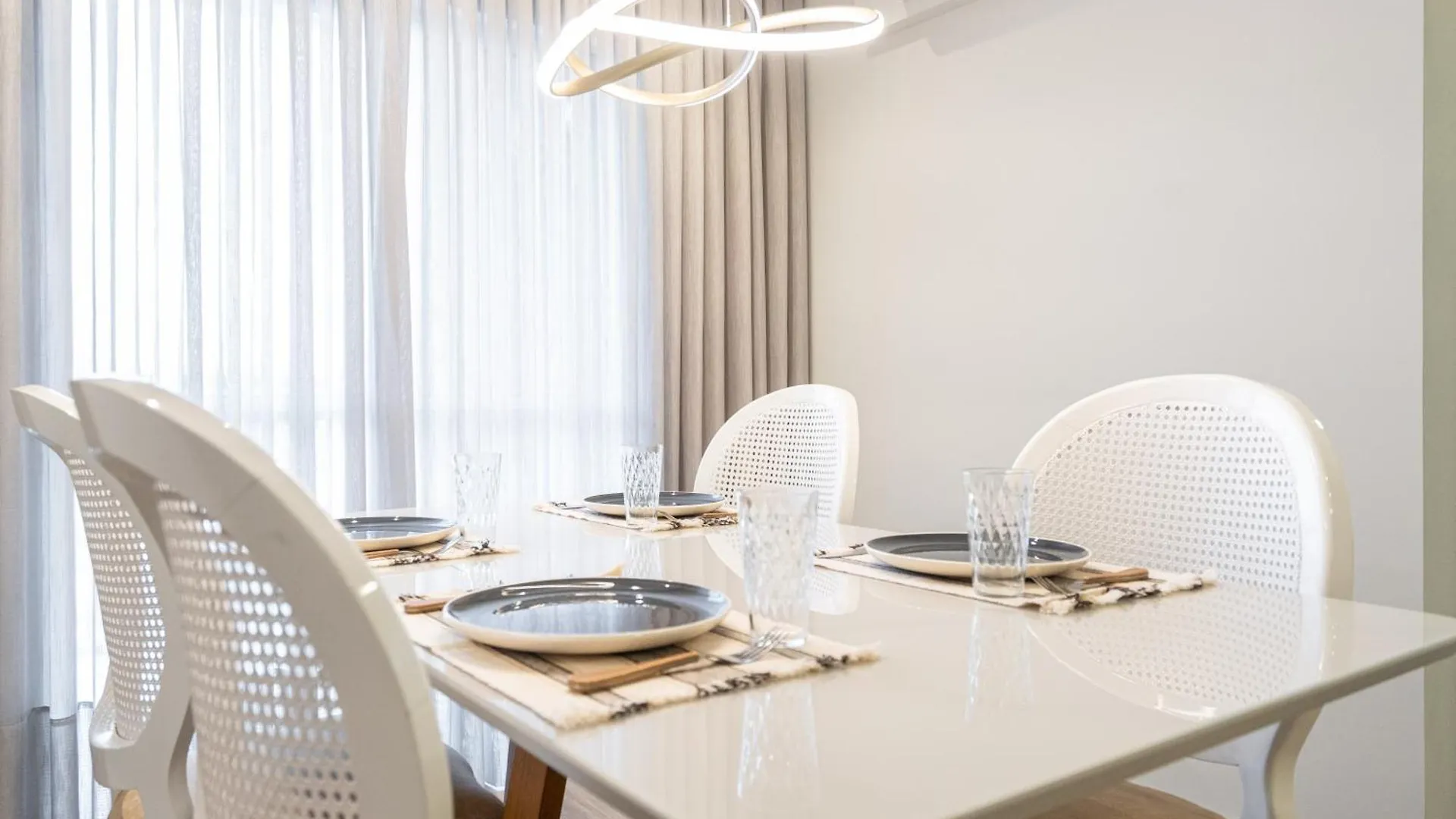 Aptos Em Bal Picarras A150M Da Praia, Dois Quartos, Sala De Estar, Cozinha Completa, Sacada Com Churrasqueira, Wi-Fi, Piscina, Portaria 24H, Playground E Quadra De Esportes
